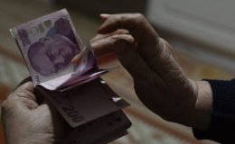 Emeklinin parasına göz diktiler