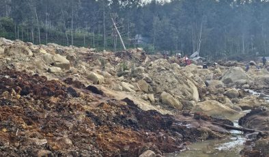 Felaketi yaşayan Papua Yeni Gine’de zor şartlar: Kaçmak zorundayız çünkü kayalar düşüyor