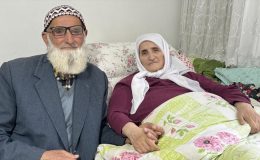 Balkonun çökmesi sonucu felç kalan eşine 43 yıldır özenle bakıyor