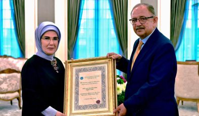 Emine Erdoğan ödülünü teslim aldı